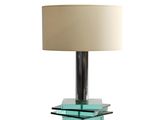 une lampe posée sur une table en verre