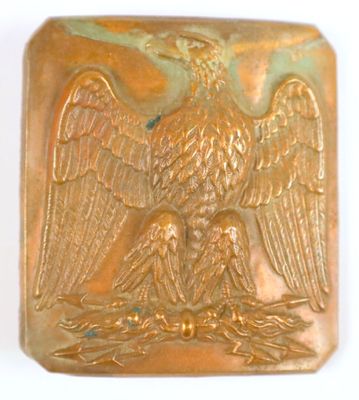 une image représentant une assiette en or ornée d'un aigle