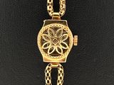 l'image d'une montre en or entourée d'une chaîne