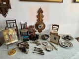 une table sur laquelle sont posés des couverts et une horloge accrochée au mur