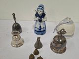 une petite collection de cloches et de figurines posée sur une table