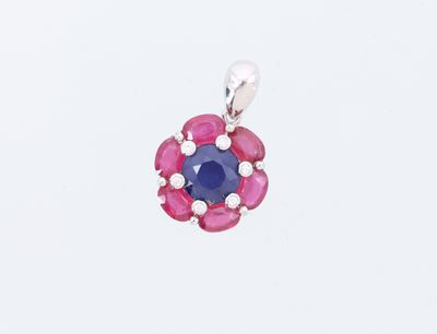 un gros plan d'un pendentif composé d'un saphir bleu et d'un saphir rose sur fond blanc