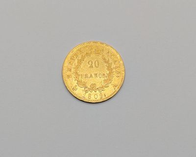 gros plan d'une pièce d'or sur une surface grise