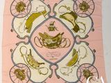 foulard en soie rose orné d'un motif représentant un cheval et une calèche