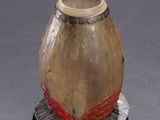 un vase en verre posé sur une assiette
