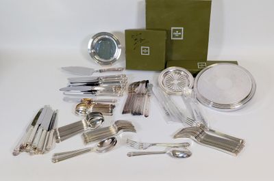 de nombreux couverts sur une table, avec une boîte en arrière-plan