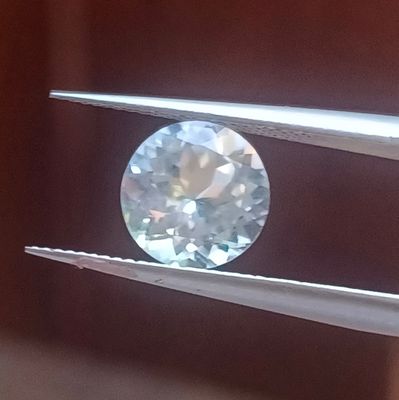 un diamant tenu par une paire de pinces