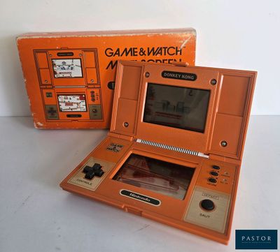 un Game & Watch orange posé sur une table