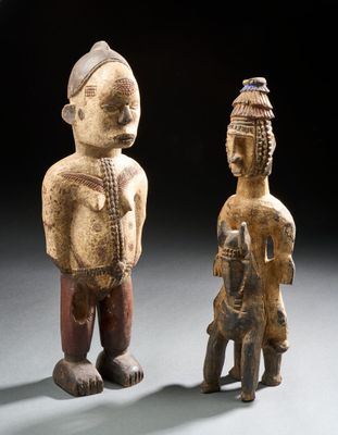 paire de figurines en bois représentant un homme et une femme accompagnés d'un chien