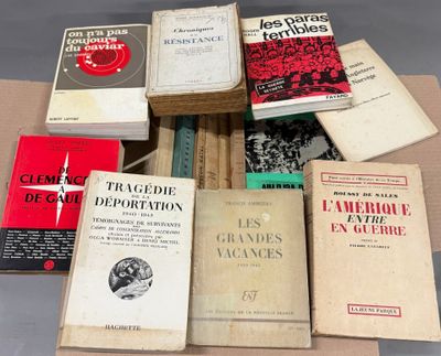 de nombreux livres posés sur une table