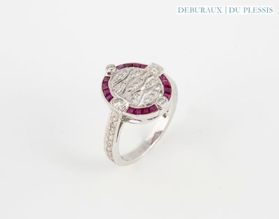 gros plan d'une bague en diamant et rubis sur fond blanc