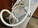 une machine à laver équipée d'un tuyau