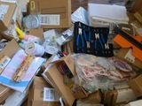 une pile de cartons contenant divers objets