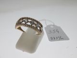 Gros plan sur une bague avec une étiquette de prix.