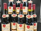 six bouteilles de vin sont alignées sur une table