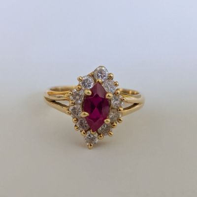 une bague en or jaune avec un rubis et des diamants