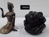 une statue représentant une femme assise à côté d'une statue représentant une femme