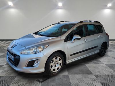la voiture argentée est garée sur le sol en damier d'un garage