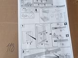 une personne debout devant une boîte sur laquelle figurent des instructions