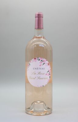 une bouteille de vin posée sur une table