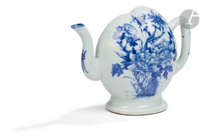 une théière bleue et blanche décorée de fleurs