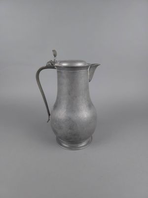 un pichet en argent sur fond gris
