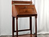 un vieux bureau en bois sur lequel est posé un piano