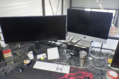 un bureau sur lequel sont posés deux écrans d'ordinateur et un clavier