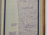 un livre ouvert sur lequel on voit une écriture manuscrite et l'image d'une page écrite à la main