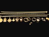 une collection de bijoux en or comprenant des bagues, des bracelets et des anneaux