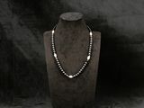 un gros plan d'un collier sur un mannequin, sur fond noir