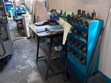 une photo d'un atelier rempli d'outils