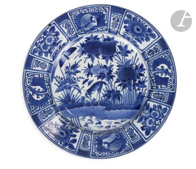 une image représentant une assiette bleue et blanche ornée d'oiseaux et de fleurs