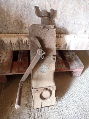 une petite machine posée sur une palette en bois