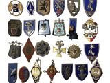 de nombreux types de badges différents sur fond blanc