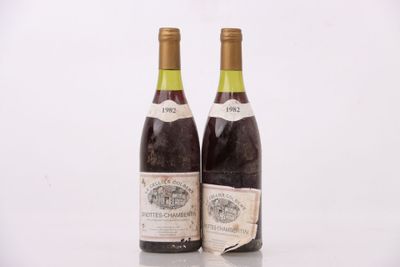 deux bouteilles de vin posées l'une à côté de l'autre sur une table