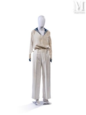 un mannequin vêtu d'un costume de marin, exposé