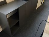 une photo d'une pièce avec un bureau et des étagères