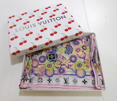 foulard Louis Vuitton dans sa boîte