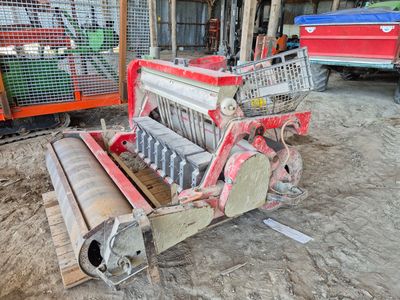 une machine posée à même le sol, dans la terre