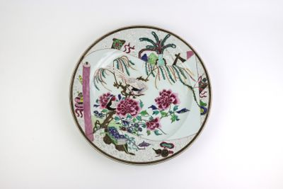 Chine (XXe), plat rond en porcelaine à décor polychrome de f…