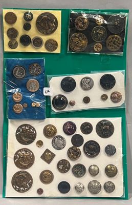 de nombreux types de boutons différents dans un sac vert