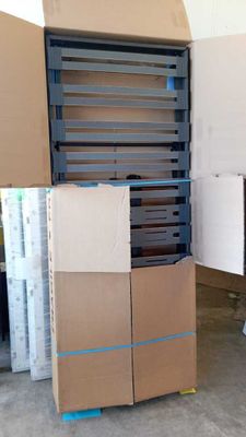 de nombreux cartons empilés les uns sur les autres dans un entrepôt