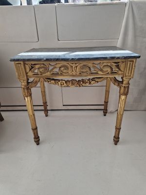 TABLE DE GIBIERS en bois doré mouluré et sculpté reposant su…