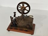 une petite machine posée sur une table