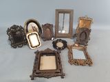 beaucoup de cadres et de miroirs anciens posés sur la table