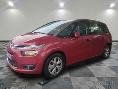 la citrole rouge est garée dans le garage sur un sol en damier