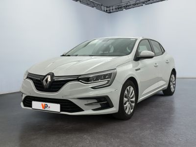 une voiture blanche dans une pièce blanche au sol noir