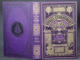 un livre violet posé sur une table, devant un fond noir