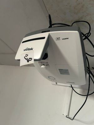 un vidéoprojecteur fixé au plafond de la salle